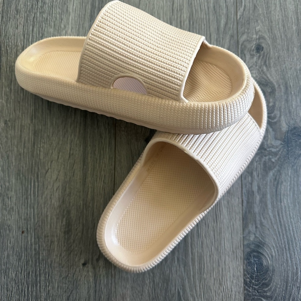 Amazon | Beige Slide Sandals